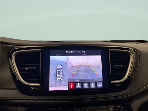 Used 2027 Chrysler Pacifica Limited FWD image 11