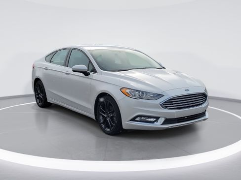 Used 2018 Ford Fusion SE w/ Equipment Group 201A image 2