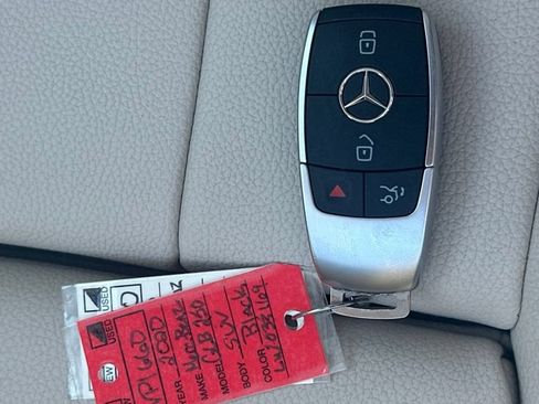 Used 2020 Mercedes-Benz GLB 250 4MATIC w/ Premium Package image 37