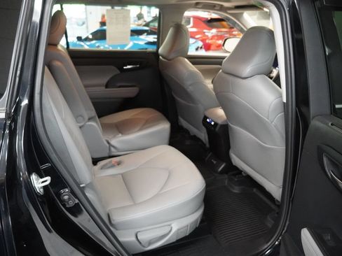 Used 2022 Toyota Highlander XLE AWD/4WD image 23