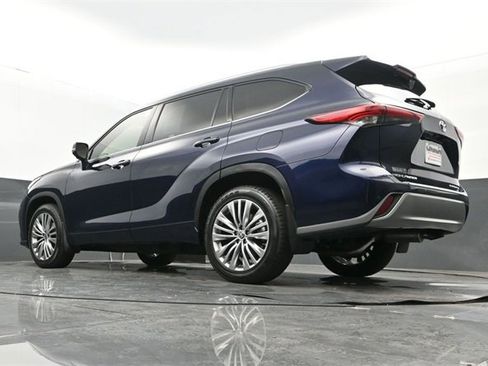 Used 2023 Toyota Highlander Platinum image 29