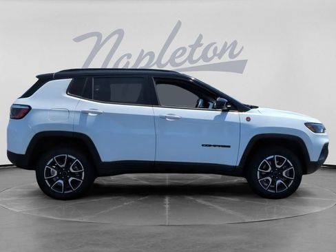 Used 2025 Jeep Compass Trailhawk AWD/4WD image 4