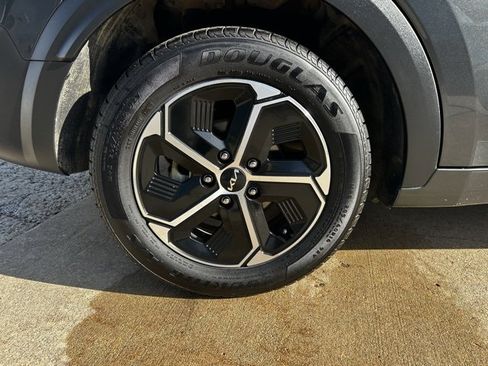 Used 2023 Kia Niro EX image 11