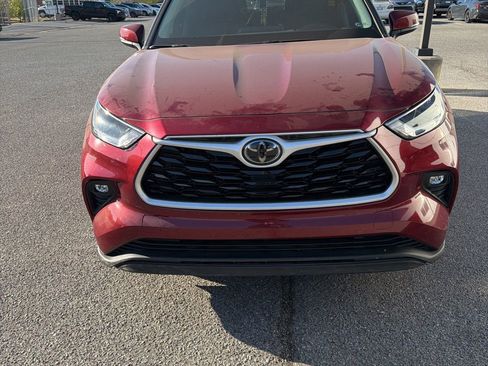 Used 2021 Toyota Highlander XLE image 2