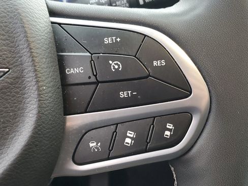 Certified 2025 Chrysler Pacifica Select image 14