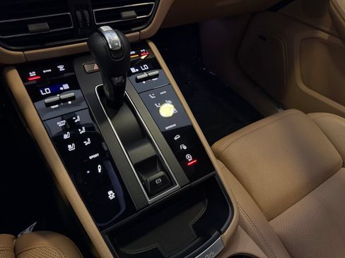 Certified 2024 Porsche Macan S AWD/4WD image 19