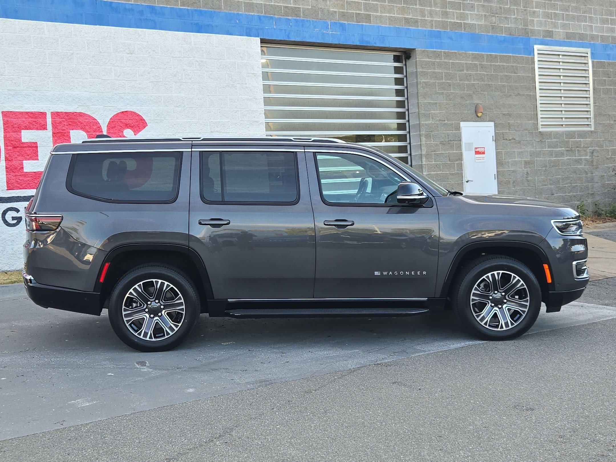 Used 2024 Jeep Wagoneer 4WD w/ Premium Group I image 8