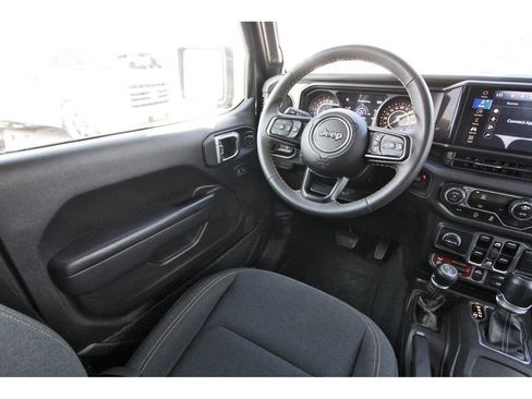 Used 2024 Jeep Gladiator Overland AWD/4WD image 11