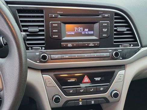 Used 2017 Hyundai Elantra SE image 11