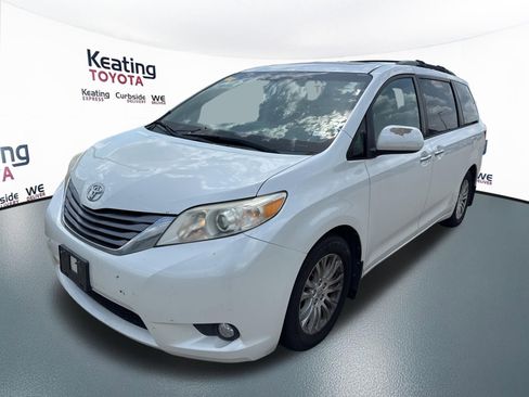 Used 2015 Toyota Sienna XLE w/ XLE Navigation Package FWD image 3