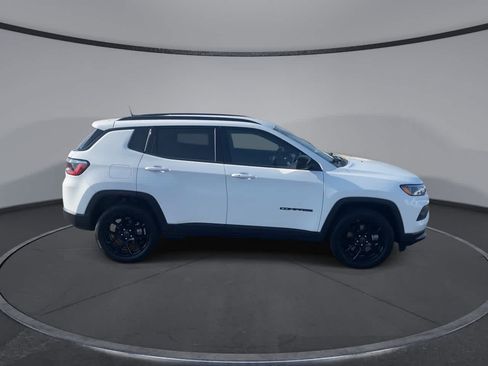 Used 2025 Jeep Compass Latitude w/ Convenience Group AWD/4WD image 9