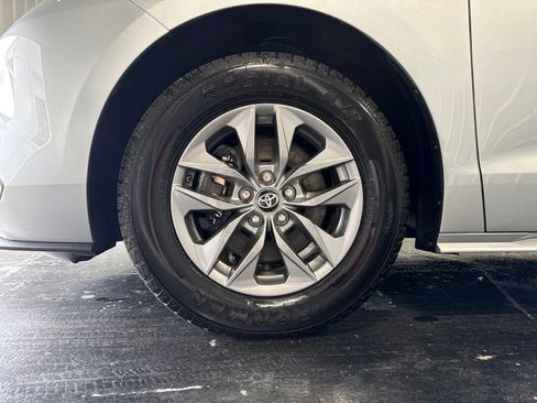 Used 2025 Toyota Sienna XLE FWD image 6