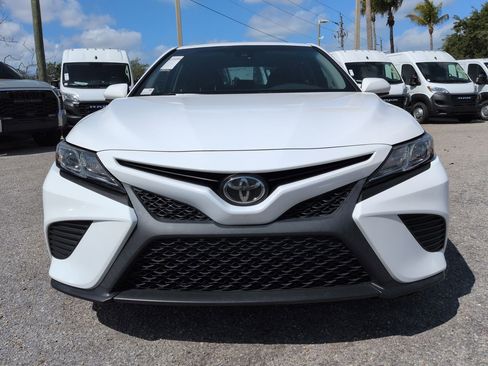 Used 2018 Toyota Camry SE FWD image 3