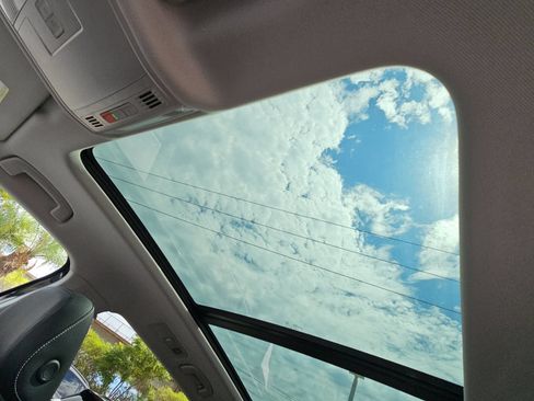 Used 2023 Volkswagen Tiguan SE w/ Panoramic Sunroof Package FWD image 28