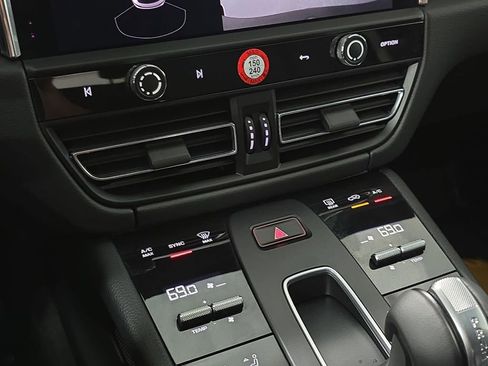 Certified 2025 Porsche Macan AWD/4WD image 19