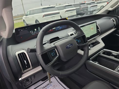 New 2025 Ford Expedition Active image 18