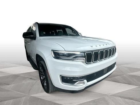 Used 2025 Jeep Wagoneer 4WD w/ Premium Group I image 2