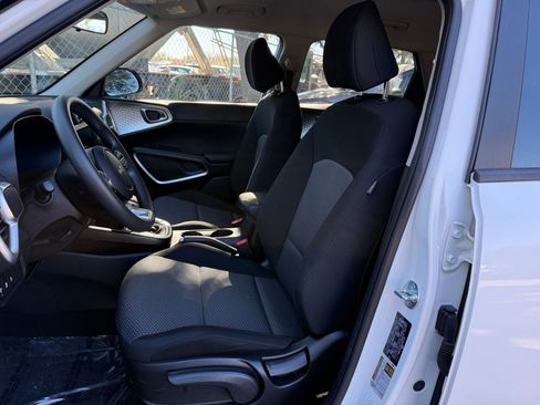 Used 2025 Kia Soul LX w/ LX Technology Package image 30