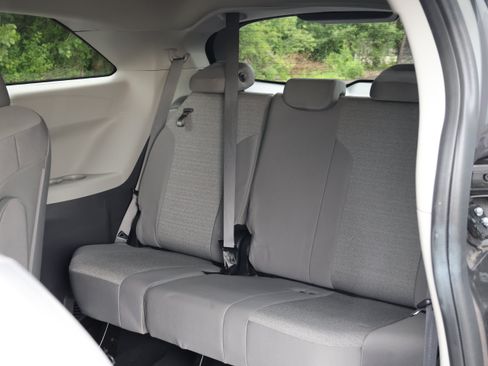 Used 2024 Toyota Sienna LE AWD/4WD image 23