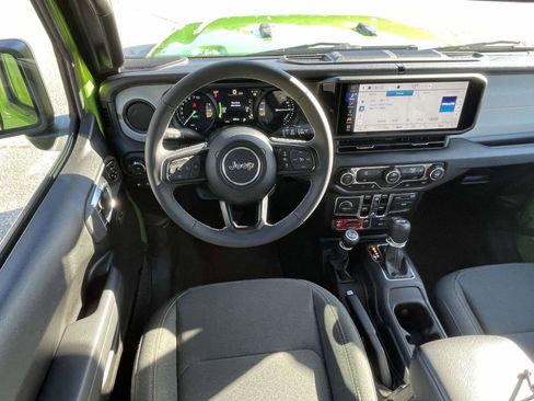 Used 2025 Jeep Wrangler Willys image 18