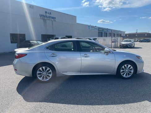 Used 2013 Lexus ES 300h w/ Luxury Pkg FWD image 17