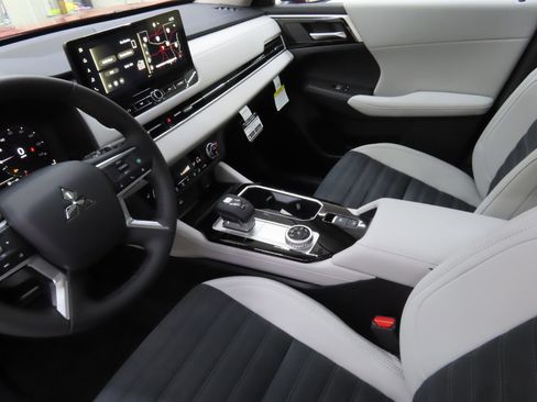 Used 2025 Mitsubishi Outlander SE FWD image 22