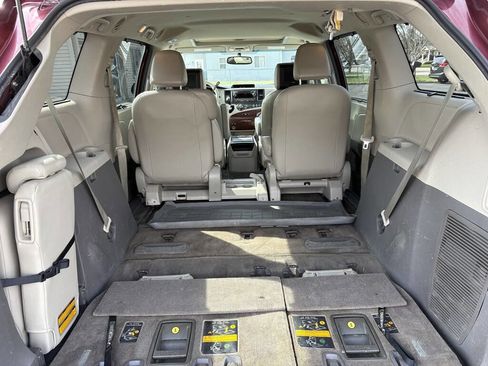 Used 2012 Toyota Sienna XLE image 10