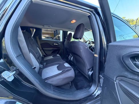 Used 2014 Jeep Cherokee Latitude w/ Comfort/Convenience Group FWD image 28