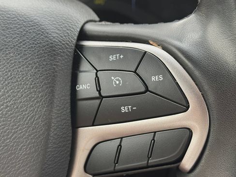 Certified 2022 Jeep Grand Cherokee Laredo X AWD/4WD image 34