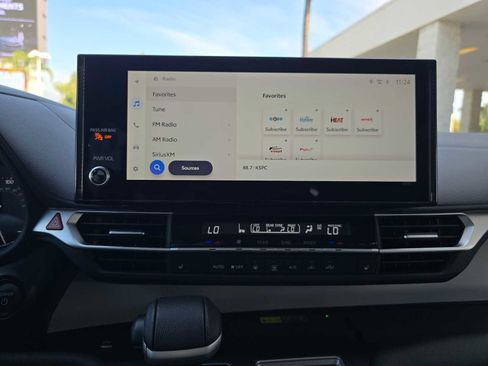 Used 2025 Toyota Sienna XLE image 27