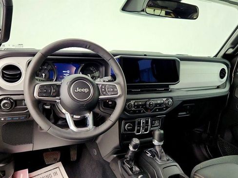 Used 2025 Jeep Wrangler Unlimited Sahara AWD/4WD image 12