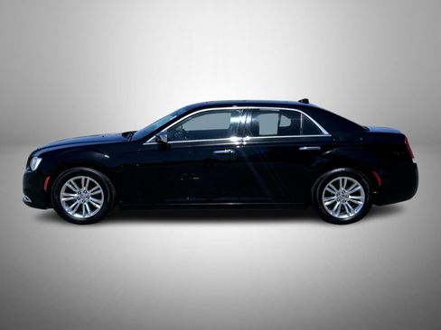 Used 2017 Chrysler 300 C RWD image 8