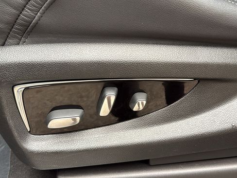 Used 2018 Cadillac Escalade Luxury image 12