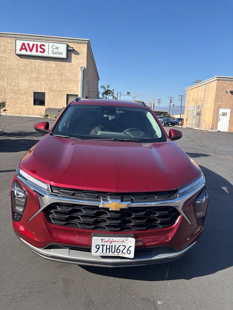 Used 2025 Chevrolet Trax LT w/ LT Convenience Package FWD image 2