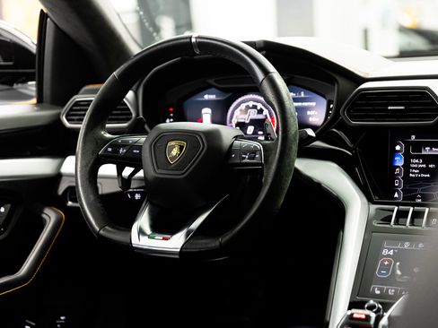 Used 2021 Lamborghini Urus image 32