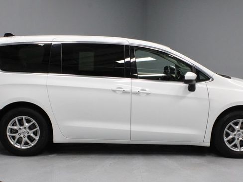 Used 2023 Chrysler Pacifica Touring-L FWD image 12