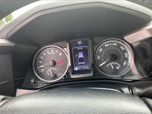 Used 2018 Toyota Tacoma TRD Off-Road w/ Technology Package AWD/4WD image 22