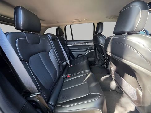 Used 2023 Jeep Grand Cherokee Limited w/ Luxury Tech Group II image 9