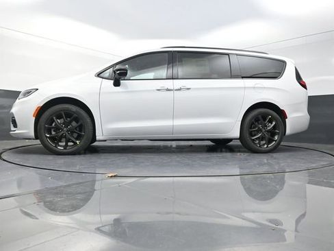 New 2026 Chrysler Pacifica Select w/ S Appearance Package image 22