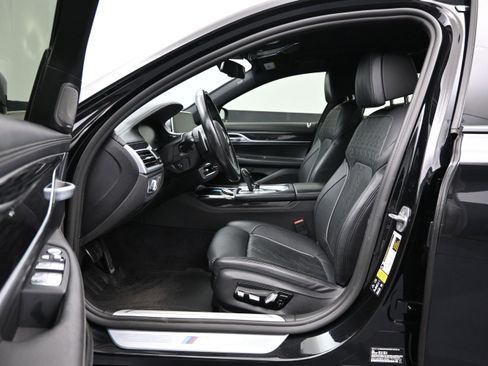 Used 2022 BMW 750i xDrive w/ Luxury Rear Seating Package AWD/4WD image 9