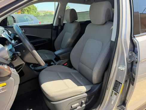Used 2017 Hyundai Santa Fe SE FWD image 10
