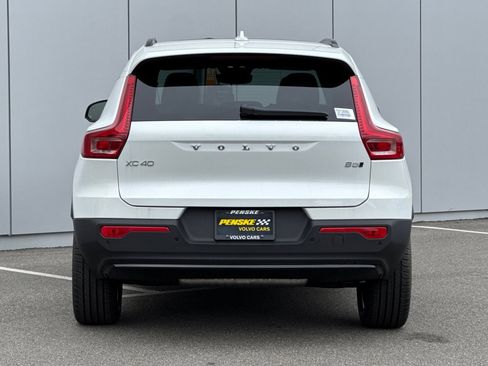 New 2026 Volvo XC40 B5 Core w/ Climate Package image 4