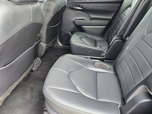 Used 2021 Toyota Highlander XLE image 28