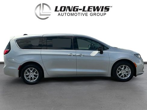 Used 2024 Chrysler Pacifica Touring-L FWD image 8