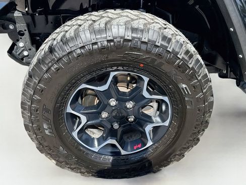 Used 2023 Jeep Gladiator Rubicon w/ LED Lighting Group AWD/4WD image 36