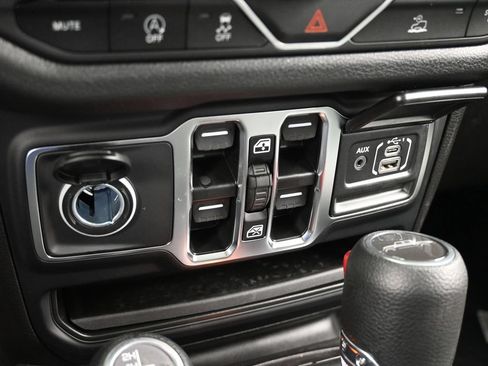 Used 2025 Jeep Gladiator Sport AWD/4WD image 18