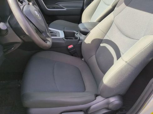 Used 2022 Toyota RAV4 LE FWD image 11