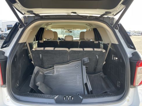 Used 2021 Ford Explorer XLT w/ Equipment Group 202A image 12