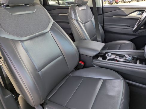 Used 2025 Ford Explorer Active w/ Active Comfort Package RWD image 12