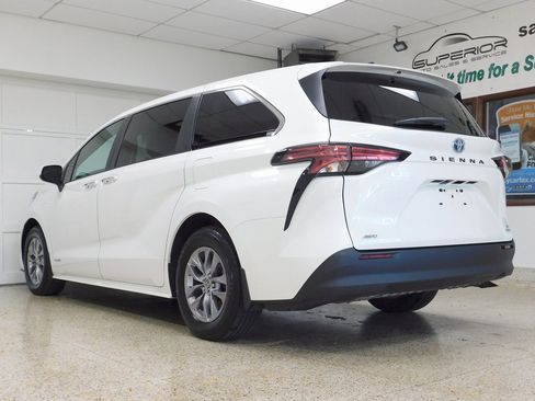Used 2021 Toyota Sienna XLE image 6
